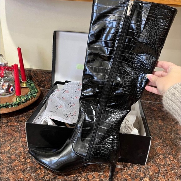 Tall black boot, kitten heel, size 6.5 - Picture 3 of 5